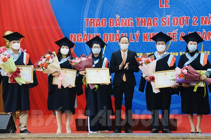 Đại học Hải Dương trao bằng thạc sỹ cho học viên cao học